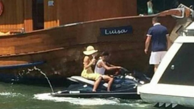 Neymar e Bruna Marquezine são vistos juntinhos andando de jet ski
