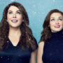 personagens principais de Gilmore Girls olhando para cima, lado a lado, em fundo azul com neve