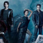 personagens de The Vampire Diaries em fundo azul claro de clima sobrenatural
