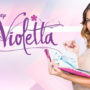 Violetta, com caderno na mão em fundo roxo