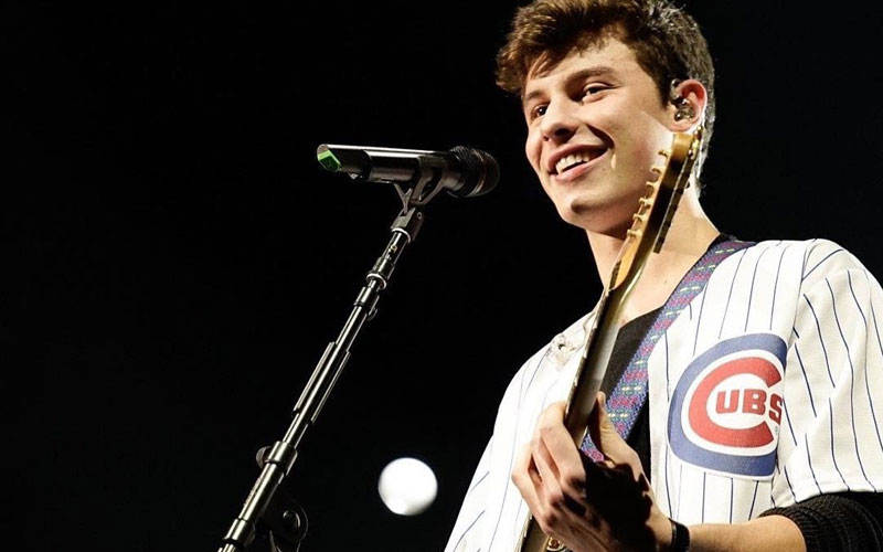 shawn mendes tocando guitarra