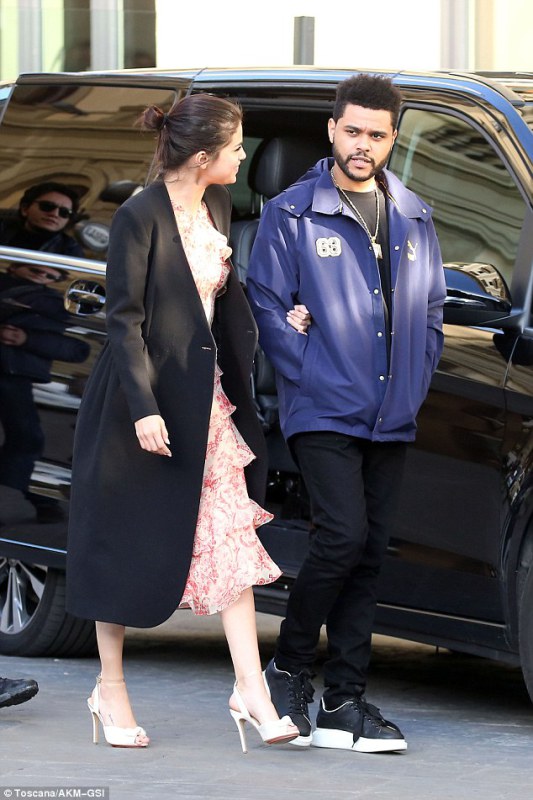 selena gomez abraçada com the weeknd