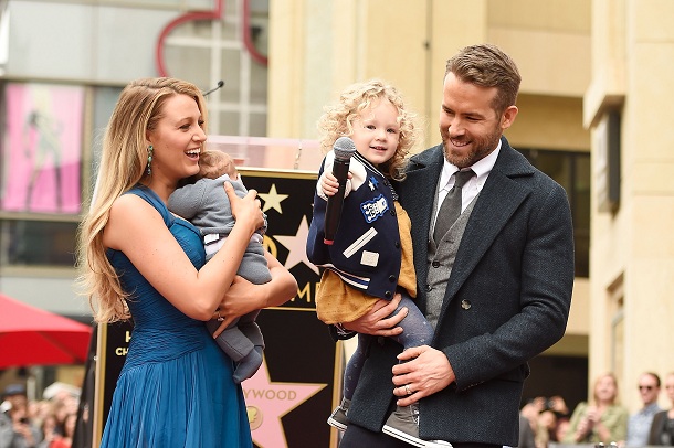 Filhos de Blake Lively e Ryan Reynolds ao lado dos pais