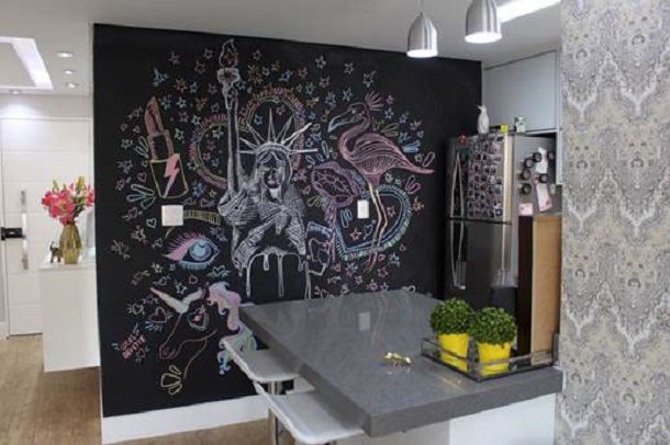 Cozinha da Niina Secrets com painel de lousa