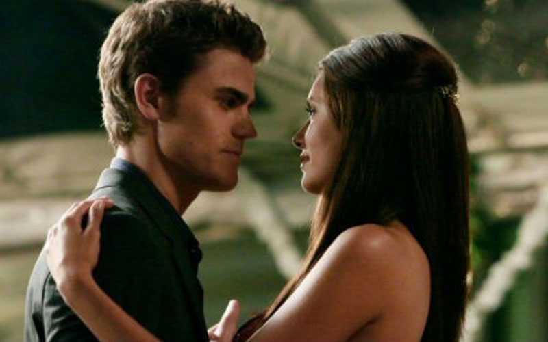 Elena e stefan, de the vampire diaries, quase se beijando
