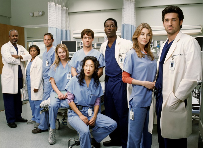 Elenco de Grey's Anatomy reunido em sala de hospital