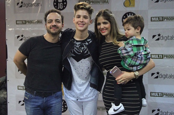 João Guilherme com mãe, padrasto, mãe e irmãozinho
