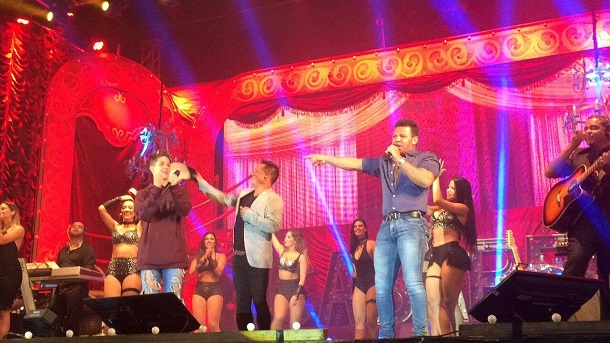 João Guilherme, Leonardo e Eduardo Costa no palco, durante show
