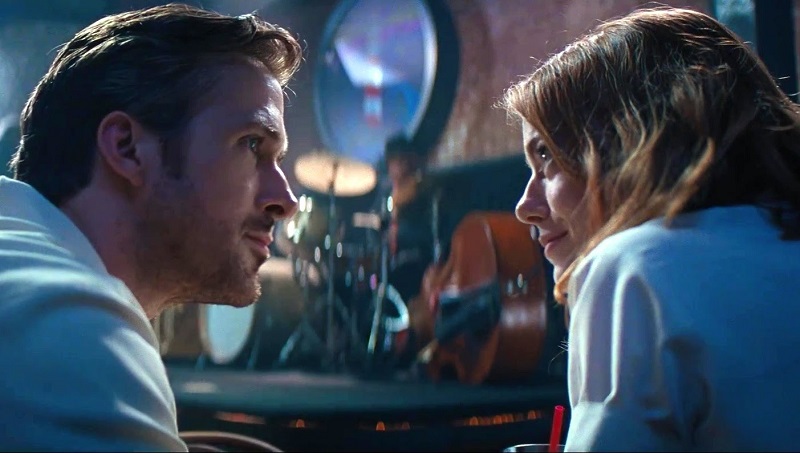Atores Ryan Gosling e Emma Stone no file La La Land se olhando
