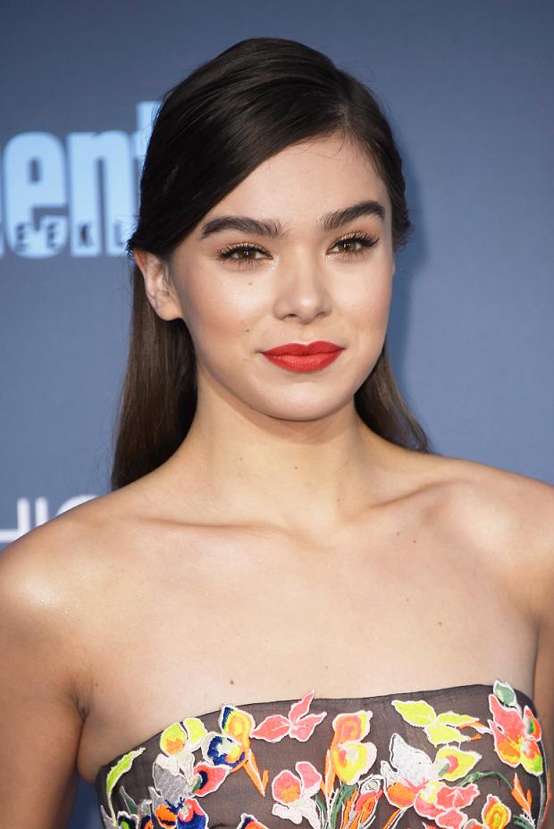 make de verão hailee steinfeld batom vermelho