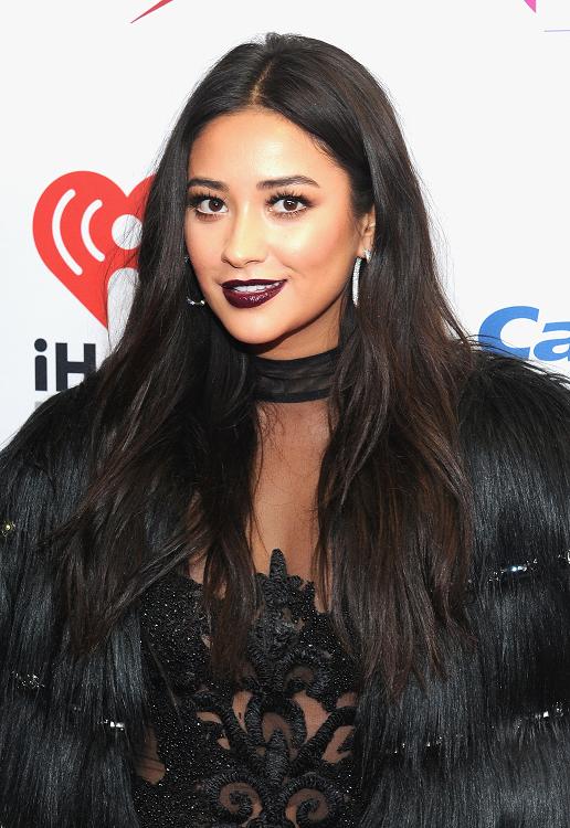 make de verão shay mitchell batom escuro