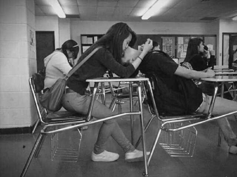 menina e menino se beijando em sala de aula