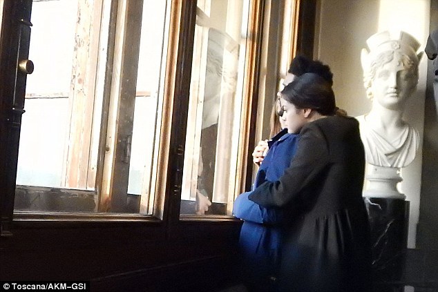 selena gomez abraçada com the weeknd