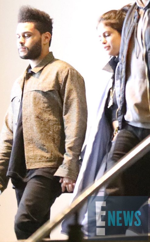 selena gomez de mãos dadas com the weeknd