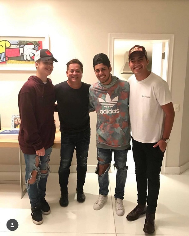 João Guilherme, Leonardo, Zé Felipe e Matheus Vargas em um abraço
