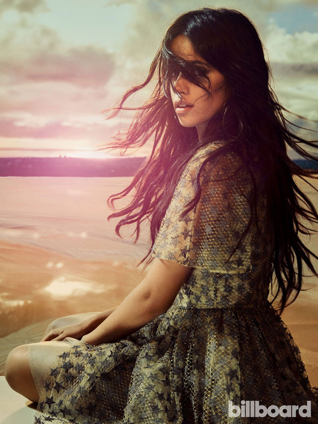 camila cabello com cabelos ao vento