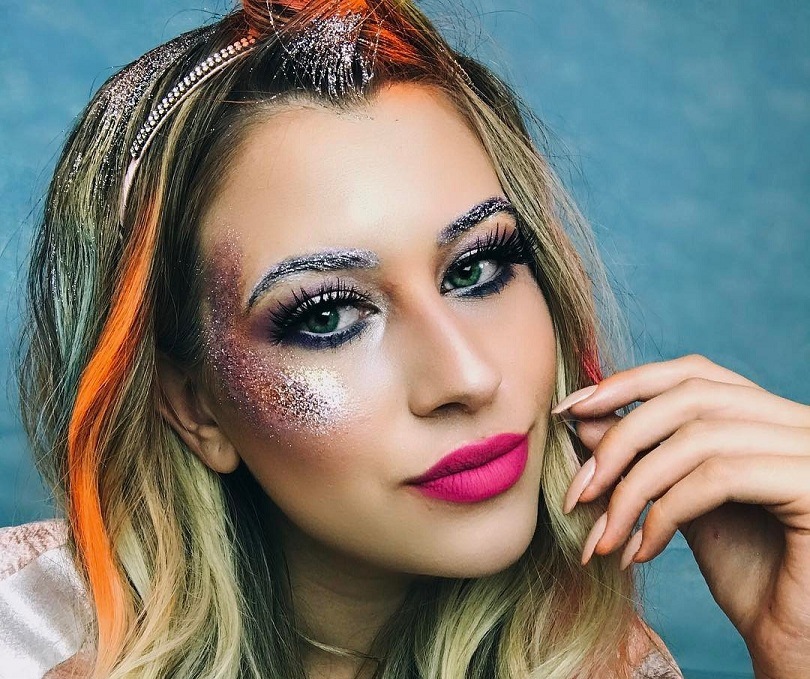 Niina Secrets usando maquiagem com glitter
