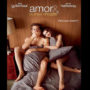 Pôster do filme "Amor e outras drogas", com casal protagonista deitados, abraçados, semi-nus, em uma cama