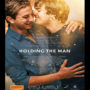 pôster do filme "holding the man", com casal de homens se abraçando