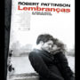 pôster do filme "lembranças", com casal em margem de rio, em ambiente urbano, onde os dois estão próximos um do outro. Em preto e branco.