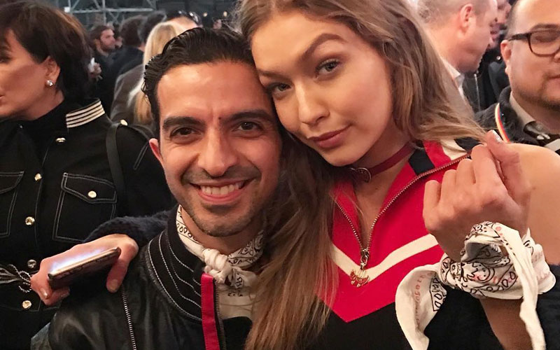 gigi hadid e amigo com uma bandana branca no pulso