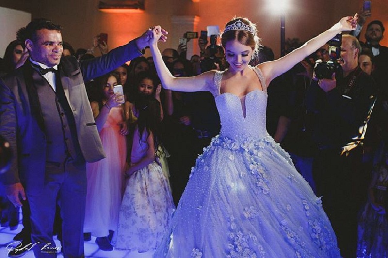 Giovanna Chavez dançando valsa em sua festa de 15 anos