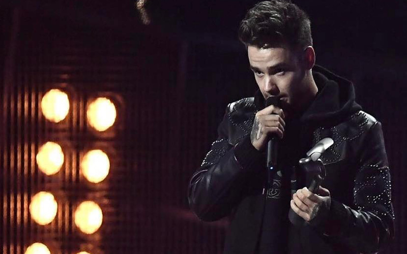 Liam Payne recebendo prêmio no BRIT Awards 2017