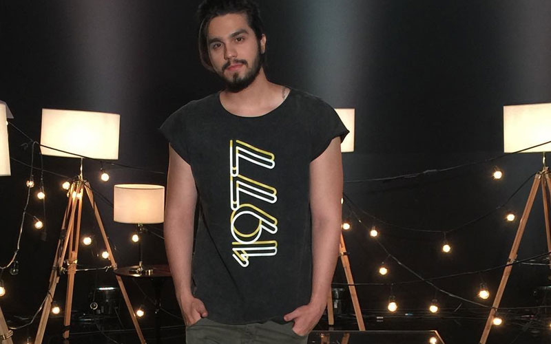 luan santana com a camiseta do álbum 1977