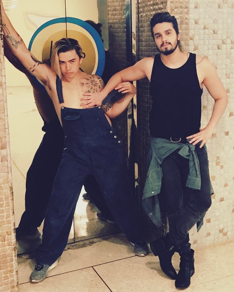 Whindersson Nunes e luan Santana em pose engraçada, sensualizando