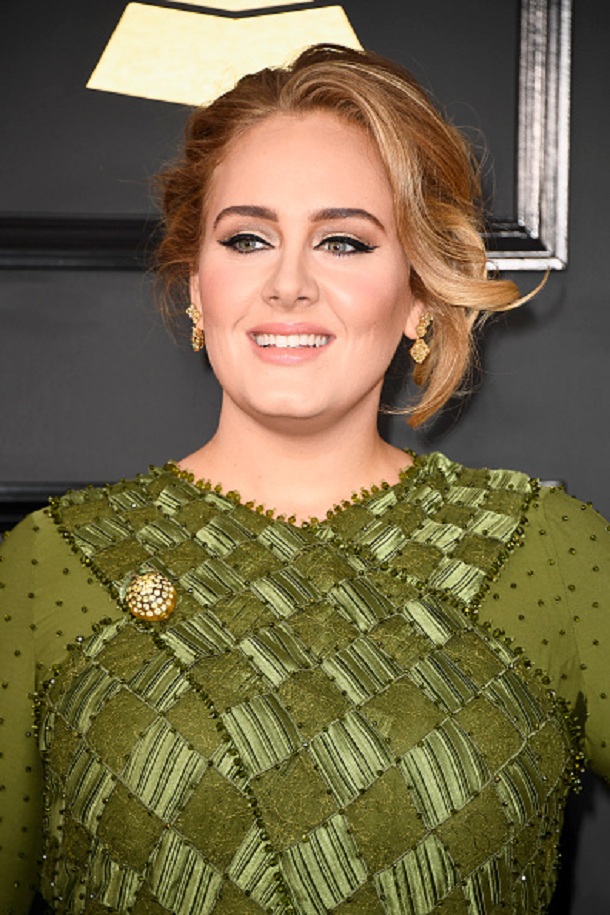 Adele com vestido verde no Grammy 2017 com maquiagem com delineado gatinho