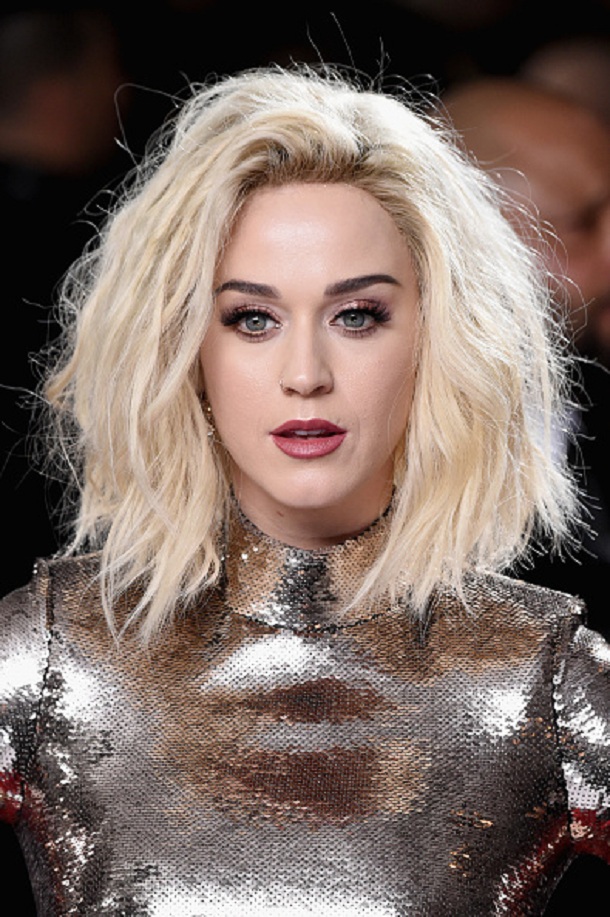 Katy Perry vestindo vestido prata no Grammy 2017
