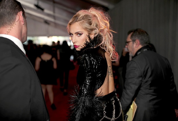 Lady Gaga passando pelo red carpet do Grammy 2017