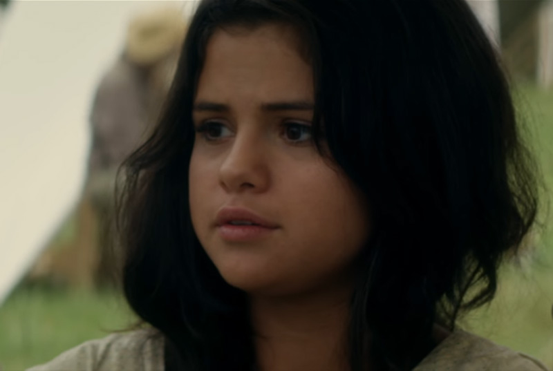 Selena Gomez em cena de filme In Dubious Battle