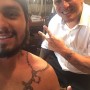 Luan Santana e seu tatuador