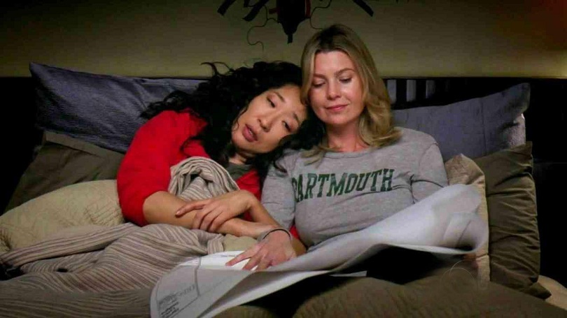 Cristina Yang e Meredith Grey deitadas na cama Sandra Oh Grey's Anatomy