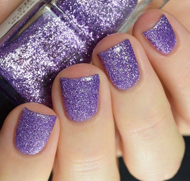 unhas com brilho lilás