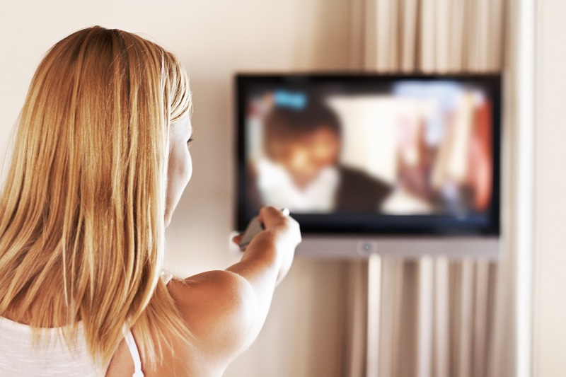 Menina assistindo abertura de série