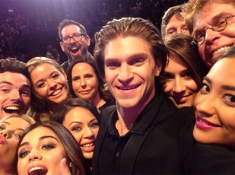 homens e mulheres do elenco da série PLL posando para uma selfie