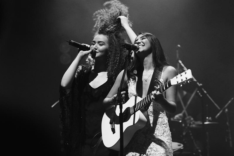 Anavitória cantando no palco