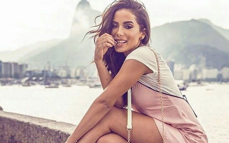 Anitta no Rio de Janeiro com a mão na boca