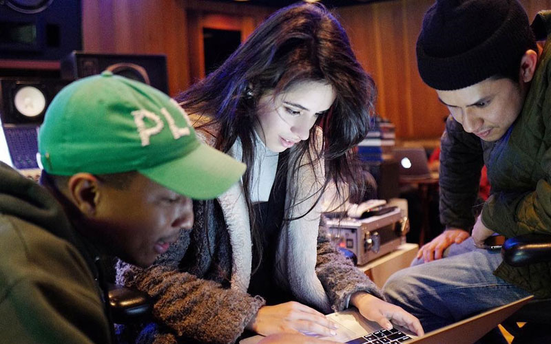 Camila Cabello está em estúdio com o Pharrel