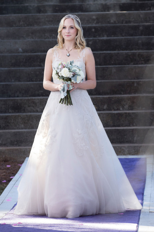 Caroline vestida de noiva em seu casamento em The Vampire Diaries