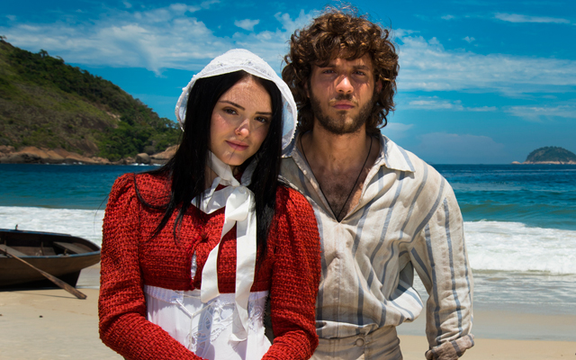 uma foto do atores Chay Suede e Isabelle Drummond na praia