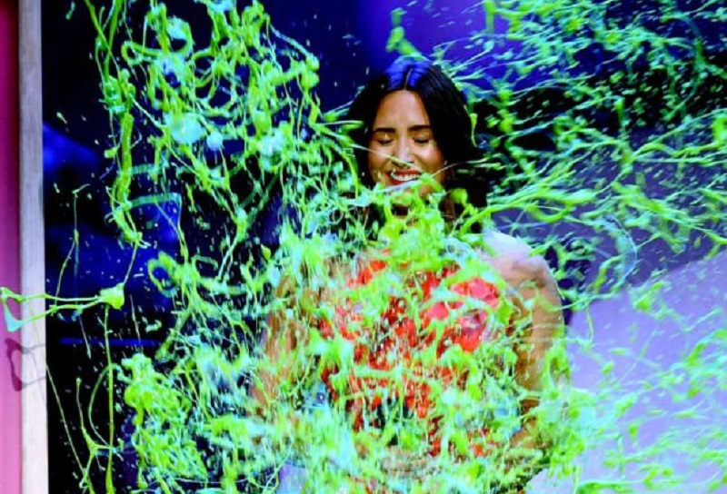 Demi Lovato levando um banho de slime