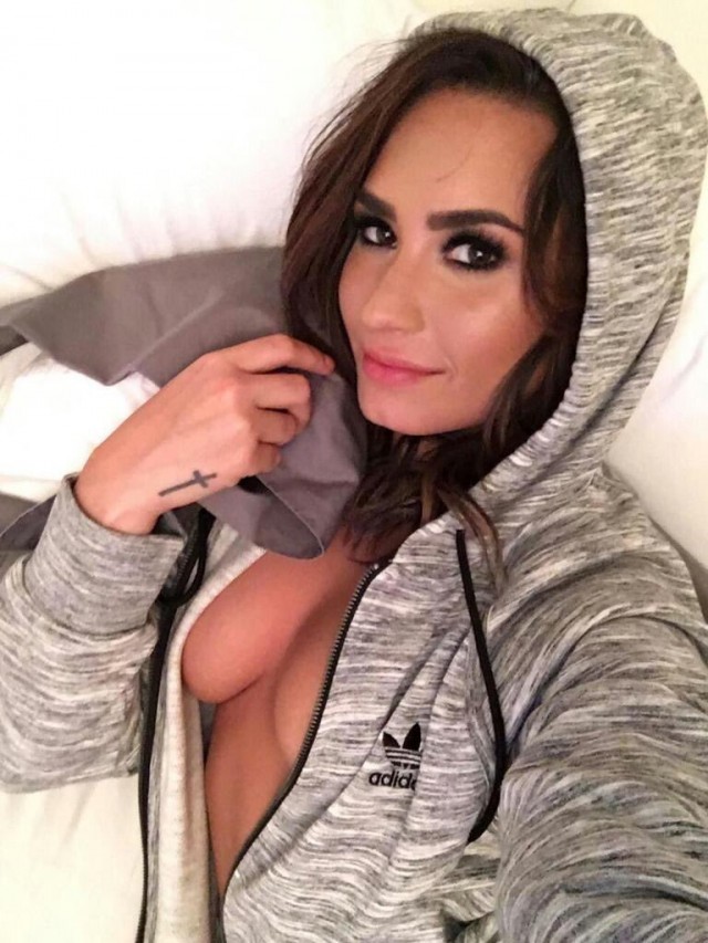 Selfie de Demi Lovato com decote