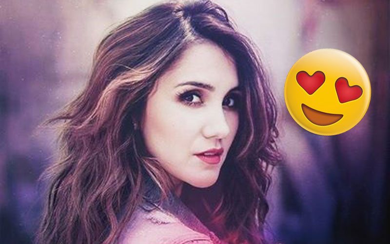 Dulce Maria com emoji de coração