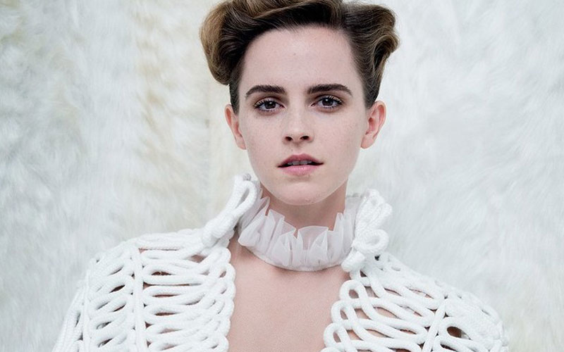 Emma Watson com o cabelo preso e blusa branca