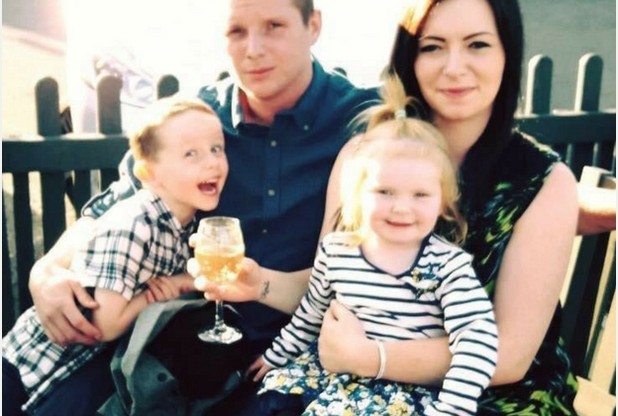 família: pai, mãe, irmão e bebê que se parece com Ed Sheeran