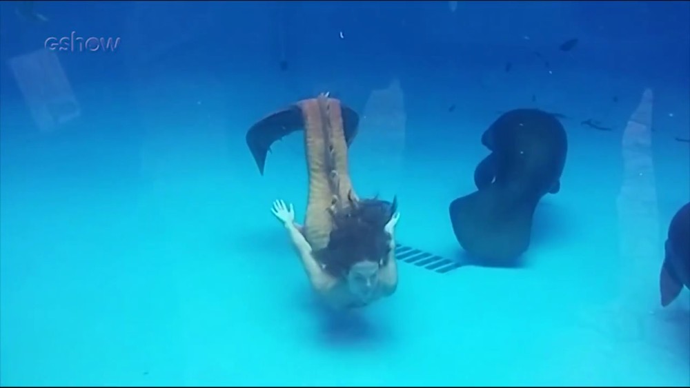 Isis Valverde nadando em aquário