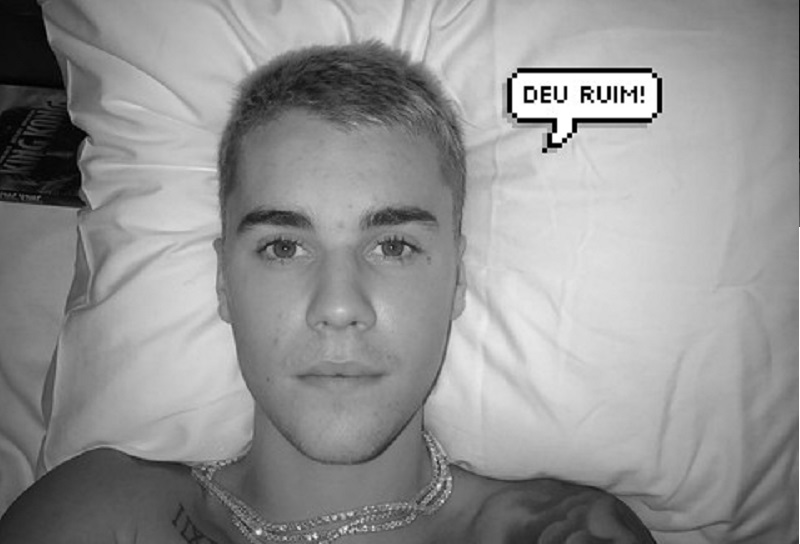 selfie Justin Bieber deitado na cama